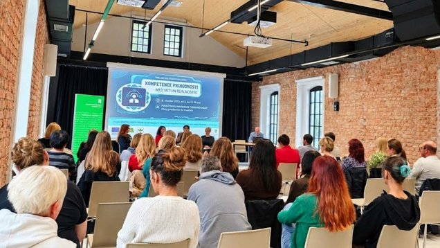 Udeleženci strokovnega panela Kompetence prihodnosti – med miti in realnostjo v Hrastniku, 8. oktobra 2026, v organizaciji Zavoda Republike Slovenije za zaposlovanje, Območne službe Trbovlje, pod okriljem projekta Krepitev mreže pisarn za delodajalce. Razpravljali so predstavniki Zavoda, gospodarstva in kadrovske stroke.