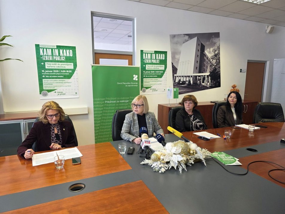 Utrinek z novinarske konference na sedežu Zavoda RS za zaposlovanje, 8. januarja 2026, od leve proti desni: Tanja Podobnik Zec, odnosi z javnostmi, Greta Metka Barbo Škerbinc, generalna direktorica, Sanja Belec, vodja področja zaposlovanja, in Dubravka Milovanović, koordinatorka ukrepa skrajšanega delovnega časa.