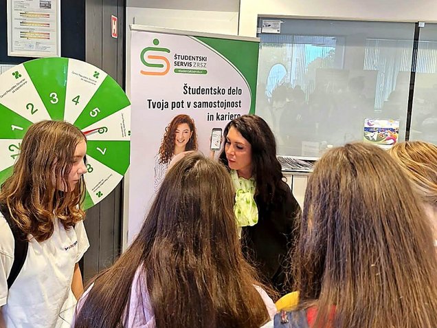 Mladi na razstavnem prostoru Območne službe Sevnica Zavoda Republike Slovenije za zaposlovanje, v vlogi organizatroja zaposlitveno-kariernega sejma Priložnost zame 21. oktobra 2026 v Kulturnem domu Krško.