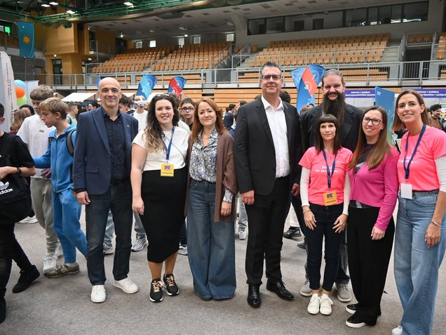 Vladimir Popović, vodja Območne službe Koper Zavoda Republike Slovenije za zaposlovanje, župan Mestne občine Koper Aleš Bržan ter predstavniki partnerskih organizacij med številnimi obiskovalci v dvorani Arena Bonifika, v okviru dvodnevnega dogodka Plac priložnosti, ki je 15. in 16. oktobra 2026 potekal v Kopru.