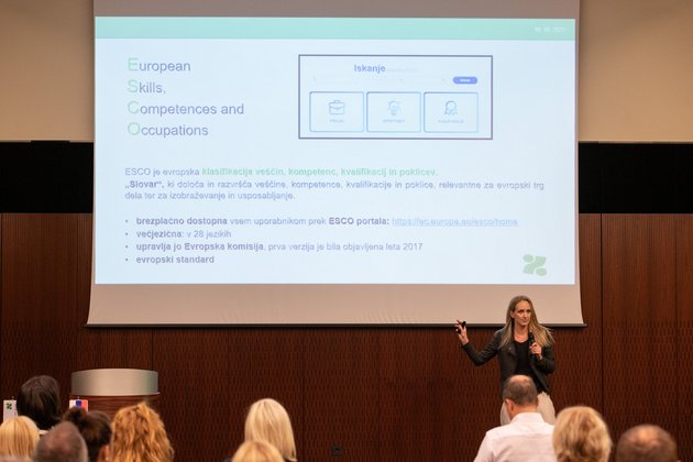 Tina Cerk, Zavod RS za zaposlovanje, med predstavitvijo na dogodku o uporabi ESCO-kompetenc, Ljubljana, 16. oktobra 2025, Fantastični prostori