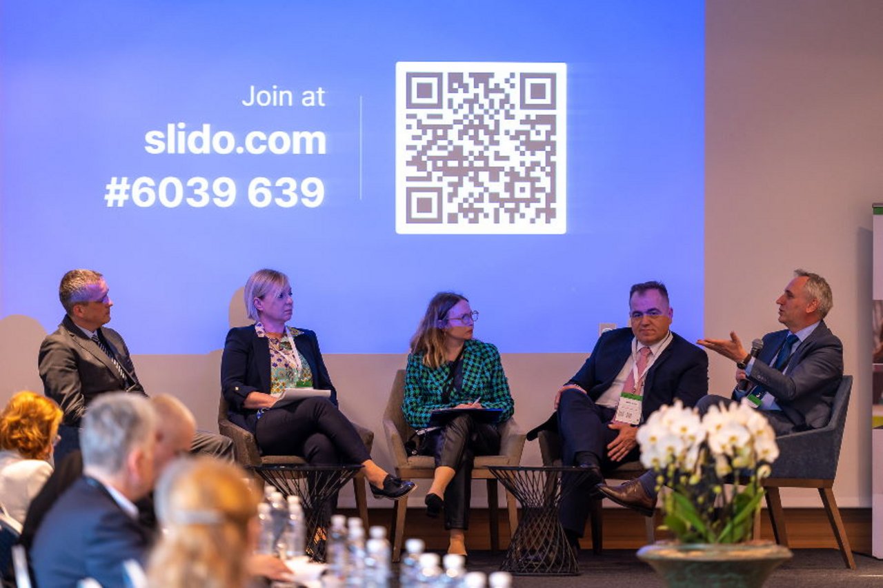 Konferenca Delovne migracije Predstavniki Hrvaške, Bosne in Hercegovine, Slovenije in Srbije med okroglo mizo na mednarodni konferenci o delovnih migracijah in zaščiti delavcev, Ljubljana, 19. aprila 2023.
