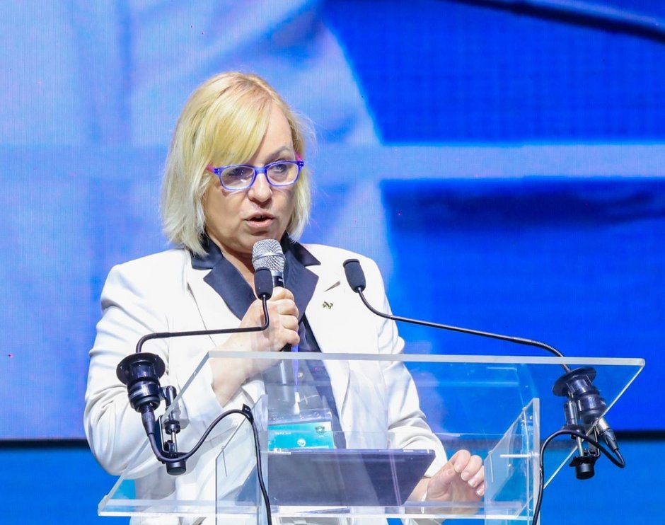 Greta Metka Barbo Škerbinc, generalna direktorica slovenskega zavoda za zaposlovanje (desno), ob prevzemu predsedovanja Svetovnemu združenju javnih zavodov za zaposlovanje WAPES, 6. maja 2025