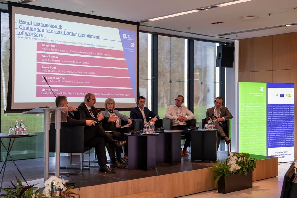 Panelna razprava o čezmejnih izzivih zaposlovanja, na mednarodni konferenci Mobilnost delovne sile v Slovenijo, 5. 3. 2024, Brdo pri Kranju