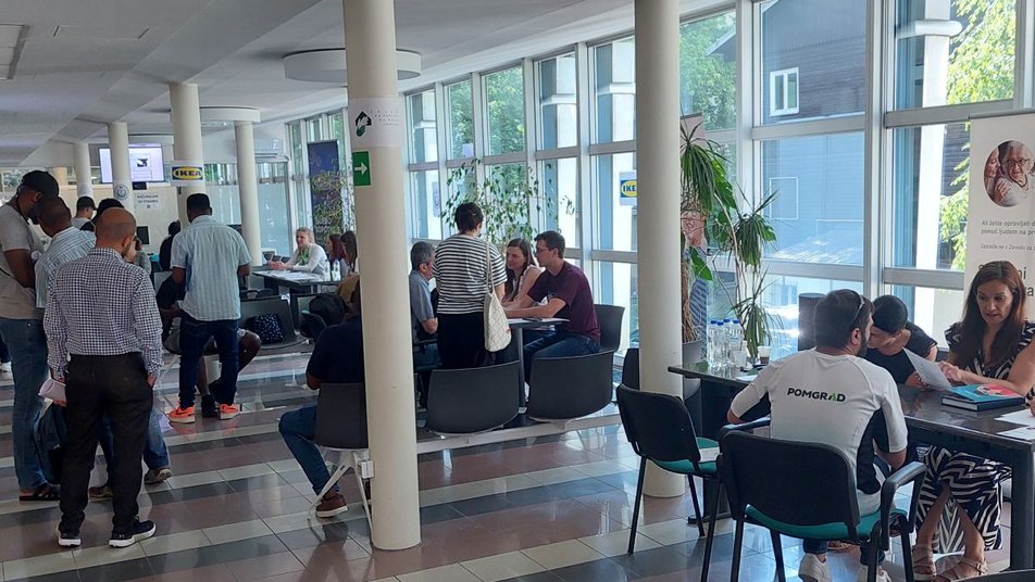 Udeleženci zaposlitvenega sejma za iskalce zaposlitve z migrantskim ozadjem, zavod za zaposlovanje, Območna služba Ljubljana, 19. junija 2025