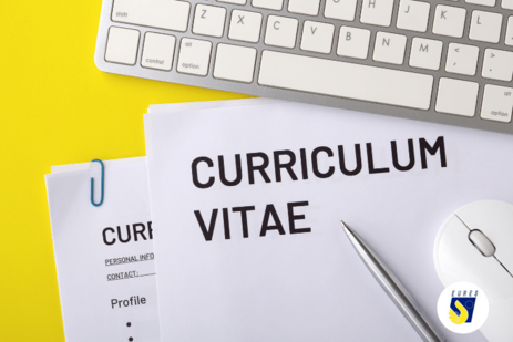 Dekorativna slika na kateri je list papirja na katerem piše Curriculum Vitae, v ozadju tipkovnica, dodan je tudi logotip EURES.