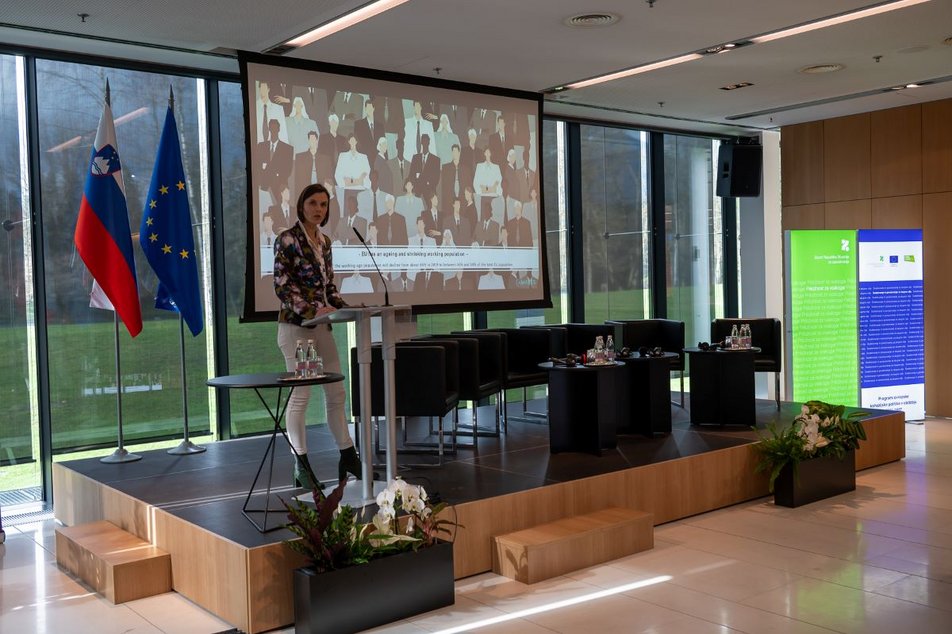 Nicole Clobes, svetovalka pri Svetovnem združenju javnih zavodov za zaposlovanje (WAPES), v zaključnem delu mednarodne konference Mobilnost delovne sile v Slovenijo, 5. 3. 2024, Brdo pri Kranju