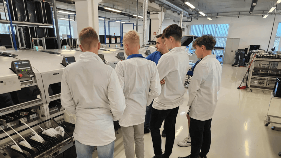 Udeleženci dvodnevnega dogodka Plac priložnosti v Kopru, med obiskom pri delodajalcu, prvi dan, 16. oktobra 2025.