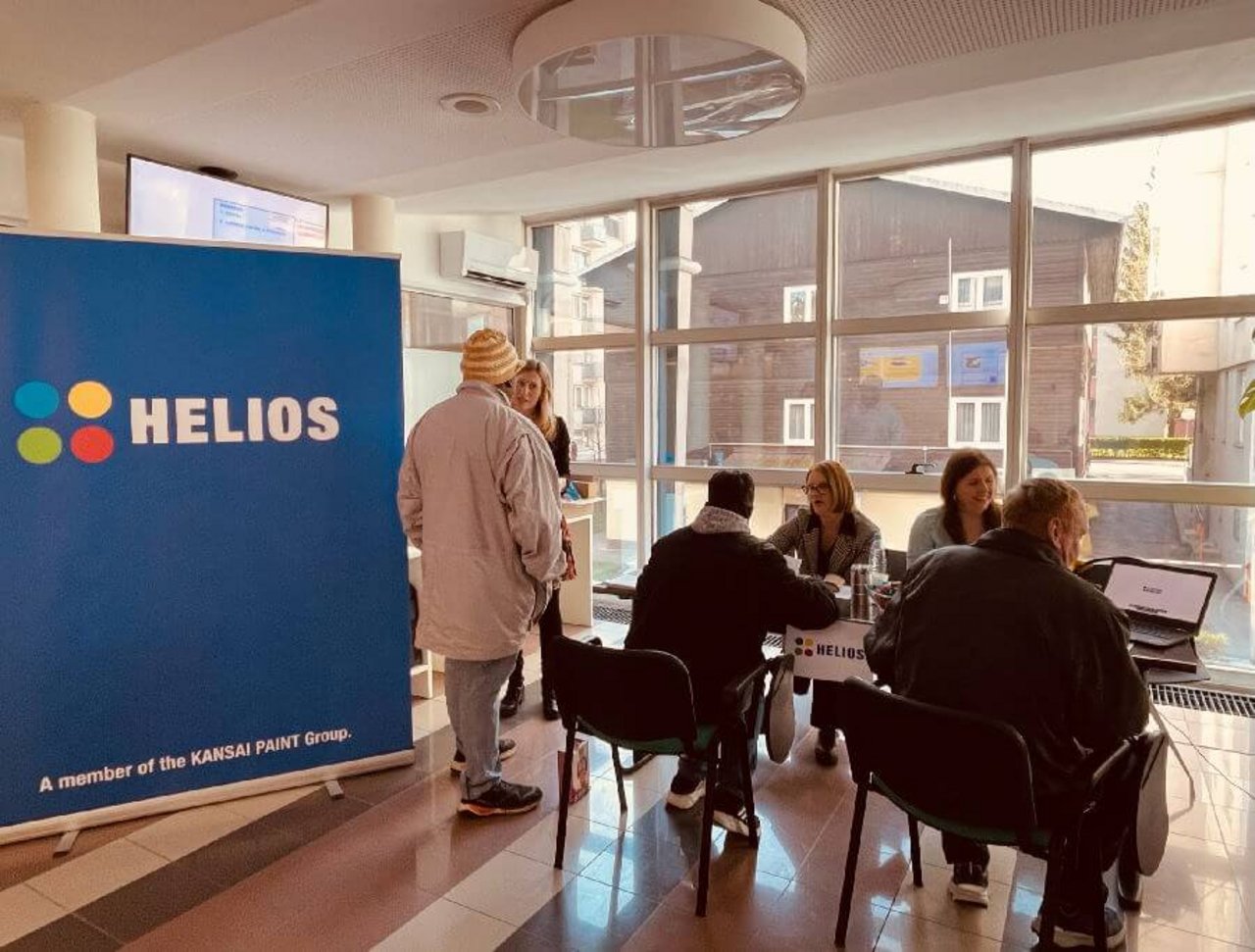 Ljubljana, zaposlitveni sejem, 6. 4. 2023 Zaposlitveni sejem, področje proizvodnje in čiščenja, zavod za zaposlovanje, Območna služba Ljubljana, 6. april 2023: Predstavniki podjetja Helios v pogovoru s kandidati za zaposlitev