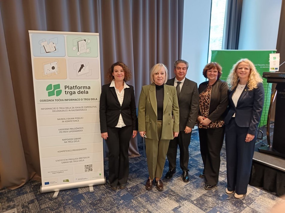 Govorci na konferenci Poklici in kompetence do leta 2039, Ljubljana, 10. novembra 2025 (od leve proti desni): Martina Rameša in Greta Metka Barbo Škerbinc (obe ZRSZ), Gonzalo Caprirolo (MDDSZ), Sanja Belec in Tjaša Žakelj (obe ZRSZ).