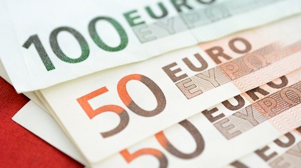 Šop evrskih bankovcev: trije 50-evrski in eden 100-evrski, na rdeči podlagi.