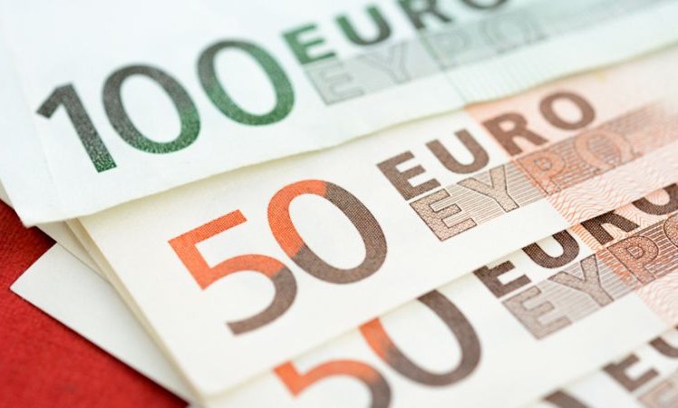 Dekorativna slika: šop bankovcev po 100 in 50 evrov.