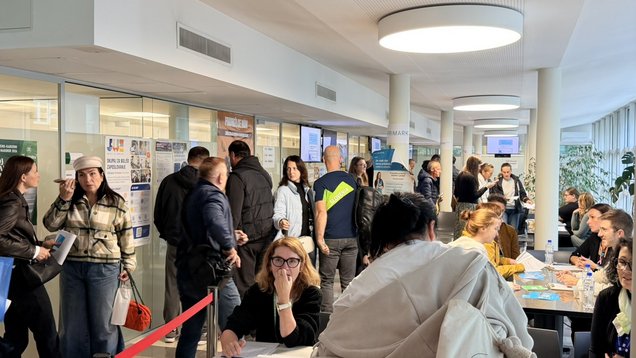 Obiskovalci zaposlitvenega sejma za ukrajinske državljane 8. oktobra 2026 na Območni službi Ljubljana Zavoda RS za zaposlovanje.