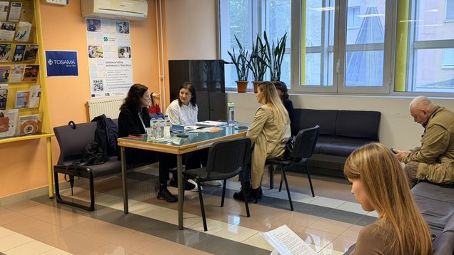 Zaposlitveni razgovor med iskalci zaposlitve in delodajalcem na zaposlitvenem sejmu za ukrajinske državljane 8. oktobra 2026 na Območni službi Ljubljana Zavoda RS za zaposlovanje.