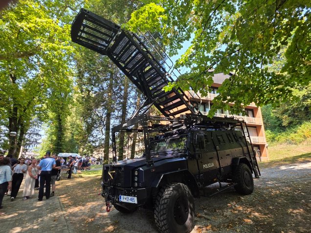 Razstavljeno terensko vozilo za namene sodelovanja slovenske mejne policije v skupnih operacijah agencije Frontex, v okviru Dneva odprtih vrat Policijske akademije v Tacnu, Ljubljana, 6. avgusta 2026.