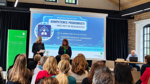 Vilma Strniša, vodja Območne službe Trbovlje (levo), in Vanja Nardin Ukmar, sodelavka projekta Krepitev mreže pisarn za delodajalce, na govorniškem odru pred udeleženci strokovnega panela Kompetence prihodnosti – med miti in realnostjo v Hrastniku, 8. oktobra 2026.