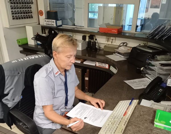 Poglejte v barvah Mirjam na novem delovnem mestu varnostnice, po pridobljeni nacionalni poklicni kvalifikaciji za ta poklic..