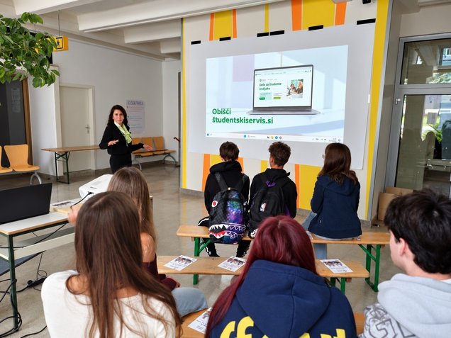 KRASna PRILOŽNOST – Festival priložnosti za mlade na Krasu, Sežana, 5. oktobra 2026, delavnica o Študentskem servisu, ki jo vodi sodelavka Zavoda RS za zaposlovanje, udeleženci poslušajo.