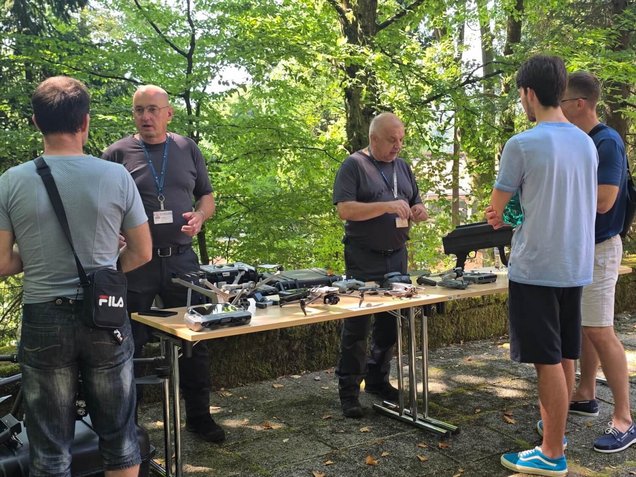Obiskovalci med ogledom stojnic, v okviru Dneva odprtih vrat Policijske akademije v Tacnu, Ljubljana, 6. avgusta 2026.