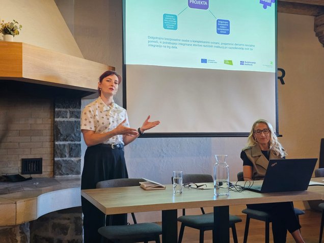 Marjetka Artič, sodelavka projekta Sodelovanje institucij (levo), in Jana Rožac, strokovna sodelavka za mlade pri Zavodu Republike Slovenije za zaposlovanje (desno), v vlogi govork na srečanju deležnikov Obalno-kraške regije Od sodelovanja do zaposlitve v okviru projekta UPFARM, 15. septembra 2026, v prostorih Vinakoper.