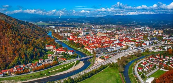 Dekorativna slika: panoramski pogled na Celje z okolico
