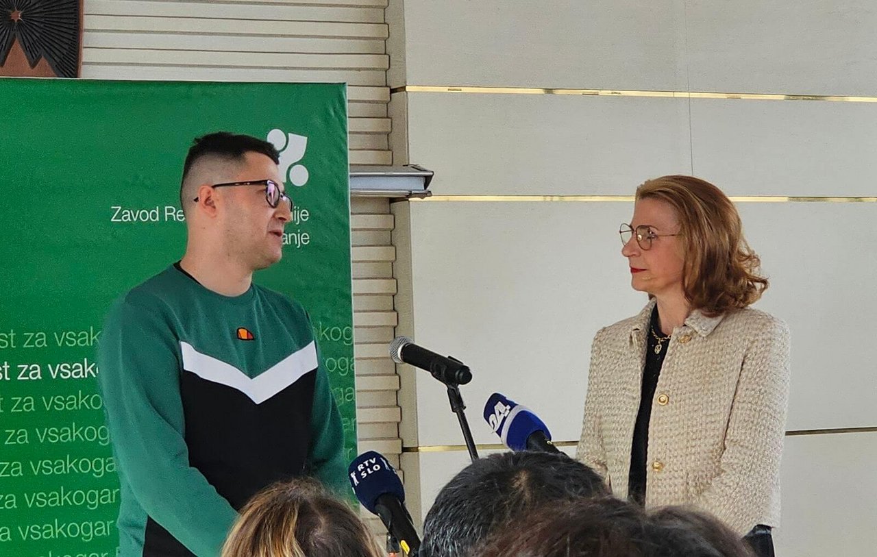 Mirsad Šehić, iskalec zaposlitve, ki je leta 2019 prišel iz Bosne in Hercegovine, pripoveduje svojo zgodbo na otvoritvi prostorov Infotočke za tujce v Ljubljani 21. januarja 2025. Z njim se je pogovarjala Tanja Podobnik Zec, vodja odnosov z javnostmi pri zavodu za zaposlovanje, pod okriljem katerega deluje infotočka.