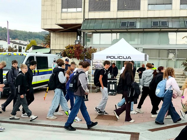 Množica šolajoče se mladine in drugih obiskovalcev na zaposlitveno-kariernem sejmu Priložnost zame 21. oktobra 2026 v Kulturnem domu Krško, v organizaciji Območne službe Sevnica Zavoda RS za zaposlovanje. V ozadju: razstavni prostor slovenske Policije.