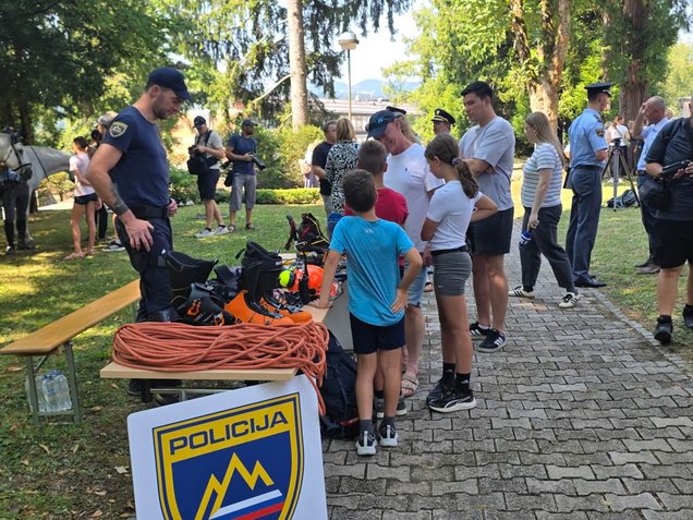 Obiskovalci si ogledujejo stojnice na Dnevu odprtih vrat Policijske akademije v Tacnu, Ljubljana, 6. avgusta 2026.