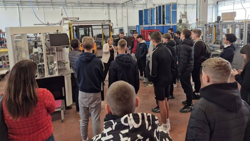 Udeleženci dvodnevnega dogodka Plac priložnosti v Kopru, prvi dan, med obiskom pri delodajalcu, 16. oktobra 2025.