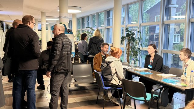 Obiskovalci zaposlitvenega sejma za ukrajinske državljane 8. oktobra 2026 na Območni službi Ljubljana Zavoda RS za zaposlovanje.
