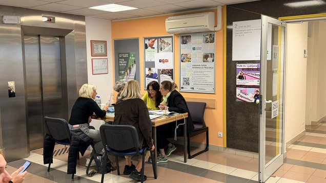 Zaposlitveni razgovor med iskalci zaposlitve in delodajalcem na zaposlitvenem sejmu za ukrajinske državljane 8. oktobra 2026 na Območni službi Ljubljana Zavoda RS za zaposlovanje.
