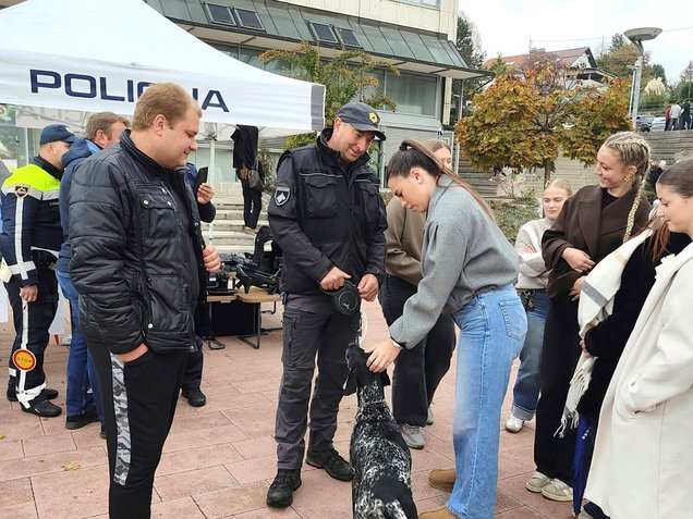 Obiskovalci dogodka v družbi policijskega psa na razstavnem prostoru slovenske Policije, v okviru zaposlitveno-kariernega sejma Priložnost zame 21. oktobra 2026 v Kulturnem domu Krško, v organizaciji Območne službe Sevnica Zavoda RS za zaposlovanje.