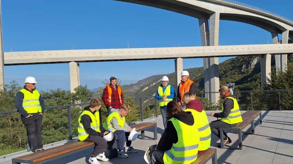 Udeleženci dvodnevnega dogodka Plac priložnosti v Kopru, med ogledom gradbišča drugega tira, prvi dan, 16. oktobra 2025.