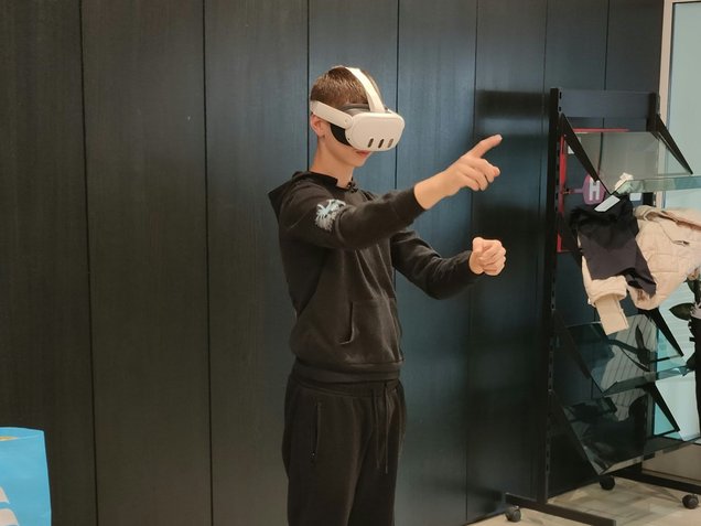 Obiskovalec dogodka z VR-očali raziskuje in spoznava deficitarne poklice, v okviru zaposlitveno-kariernega sejma Priložnost zame 21. oktobra 2026 v Kulturnem domu Krško, v organizaciji Območne službe Sevnica Zavoda RS za zaposlovanje.