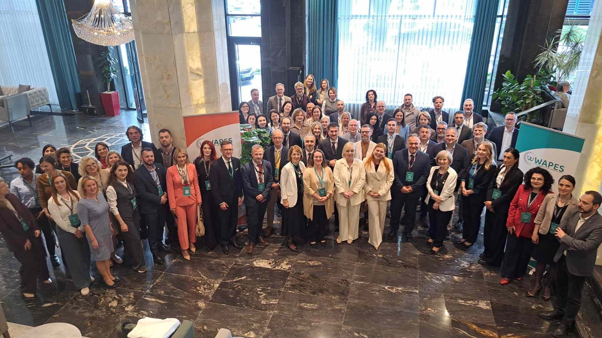 Vsi sodelujoči na evropski regionalni konferenci WAPES o prihodnosti javnih služb za zaposlovanje, med njimi pa tudi predstavnice Zavoda: Greta Metka Barbo Škerbinc, Živa Štiglic in Anka Rode.