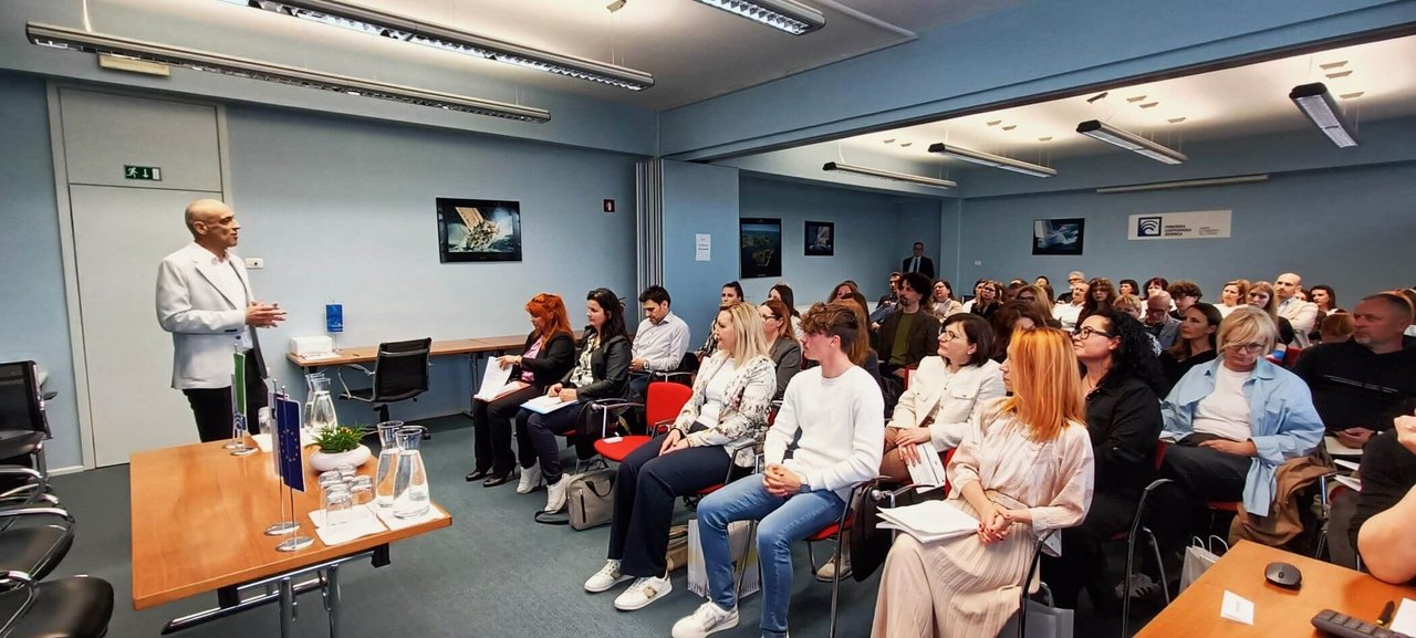 Vladimir Popovič, direktor Območne službe Koper, Zavod RS za zaposlovanje, v uvodnem nagovoru udeležencem panelne razprave Zaposlovanje mladih: kako do njih in z njimi, Koper, 17. aprila 2025