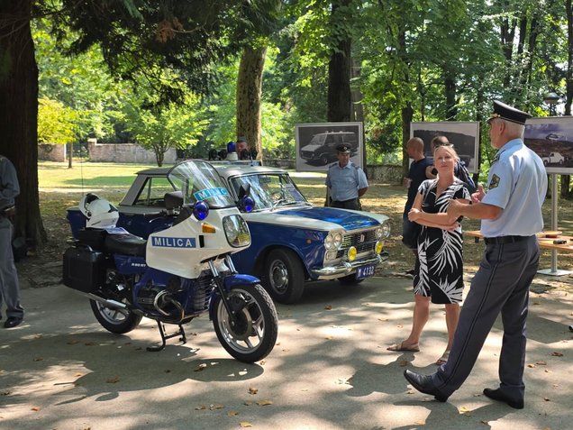 Razstavljeni vozili (avto, motor) nekdanje milice, v okviru Dneva odprtih vrat Policijske akademije v Tacnu, Ljubljana, 6. avgusta 2026.