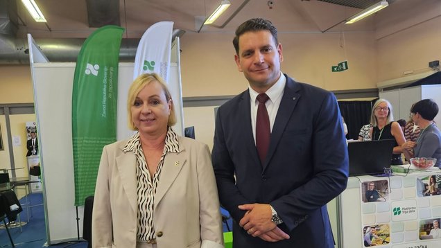 Predsednik Državnega zbora Zoran Stevanović (desno) in generalna direktorica Zavoda Republike Slovenije za zaposlovanje Greta Metka Barbo Škerbinc (levo) na razstavnem prostoru Zavoda v okviru 58. Mednarodnega obrtnega sejma MOS v Celju 16. septembra 2026.