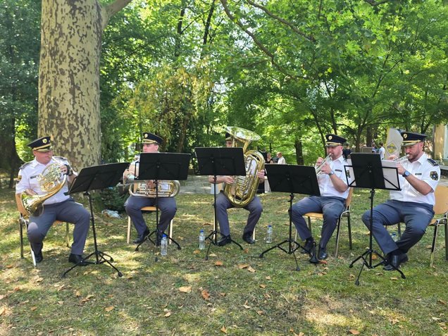 Policijski orkester med nastopom na Dnevu odprtih vrat Policijske akademije v Tacnu, Ljubljana, 6. avgusta 2026.