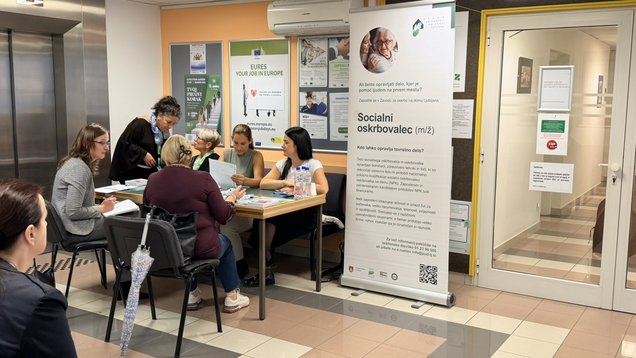 Zaposlitveni razgovor med delodajalcem in iskalci zaposlitve na zaposlitvenem sejmu za ukrajinske državljane 8. oktobra 2026 na Območni službi Ljubljana Zavoda RS za zaposlovanje.