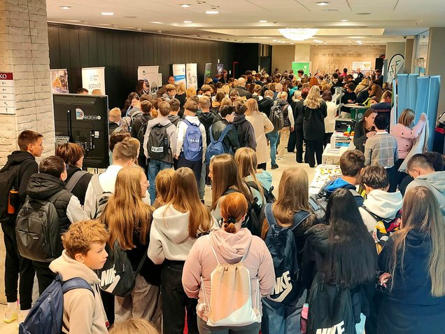 Množica šolajoče se mladine in drugih obiskovalcev na zaposlitveno-kariernem sejmu Priložnost zame 21. oktobra 2026 v Kulturnem domu Krško, v organizaciji Območne službe Sevnica Zavoda RS za zaposlovanje.