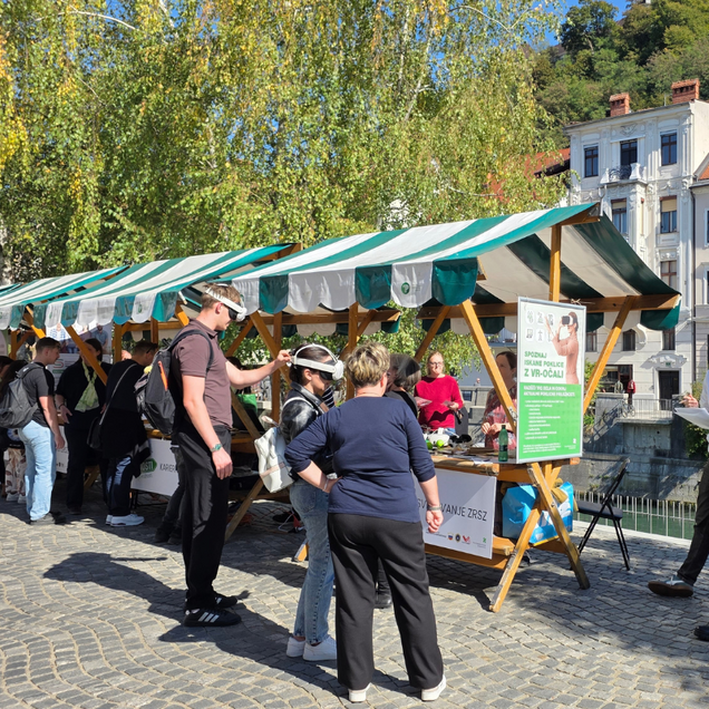 Dogodek Ulica priložnosti - obiskovalci uporabljajo VR-očala