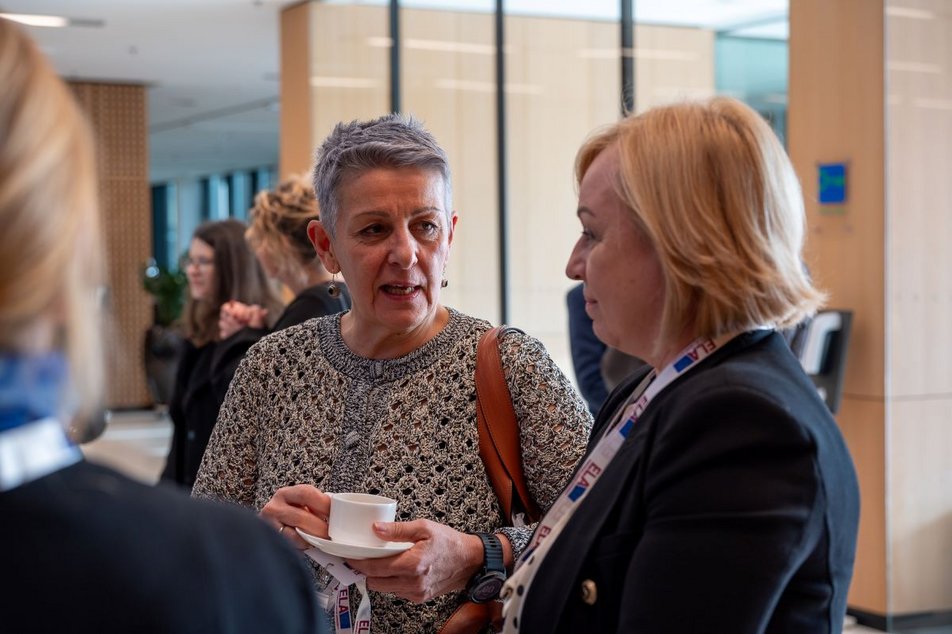 Od leve proti desni: Lidija Jerkič, predsednica Zveze svobodnih sindikatov Slovenije, in Greta Metka Barbo Škerbinc, generalna direktorica slovenskega zavoda, med pogovorom na konferenci Mobilnost delovne sile v Slovenijo, 5. 3. 2024, Brdo pri Kranju