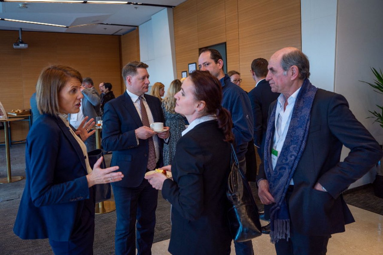 Konferenca Delovne migracije Udeleženci mednarodne konference o delovnih migracijah in zaščiti delavcev v živahni razpravi med delovnim odmorom, Ljubljana, 19. aprila 2023.