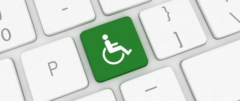 Dekorativna slika: svetlo siva tipkovnica z belimi tipkami, na sredi zelena tipka z belim znakom za invalide (bela človeška silhueta na invalidskem vozičku, usmerjena v desno)