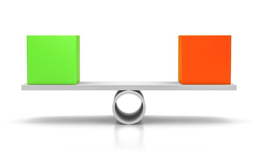 Dekorativna slika: tehtnica v ravnovesju