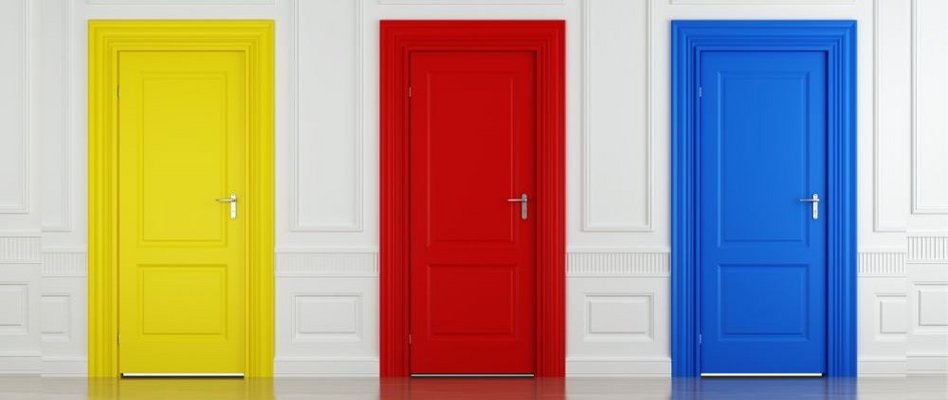 Dekorativna slika: v ospredju tri vrata različnih barv, zaprta. Od leve proti desni: rumena, rdeča, modra. V ozadju: bela stena.