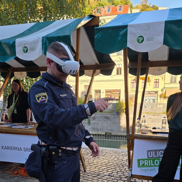 Dogodek Ulica priložnosti - uniformiran policist uporablja VR-očala