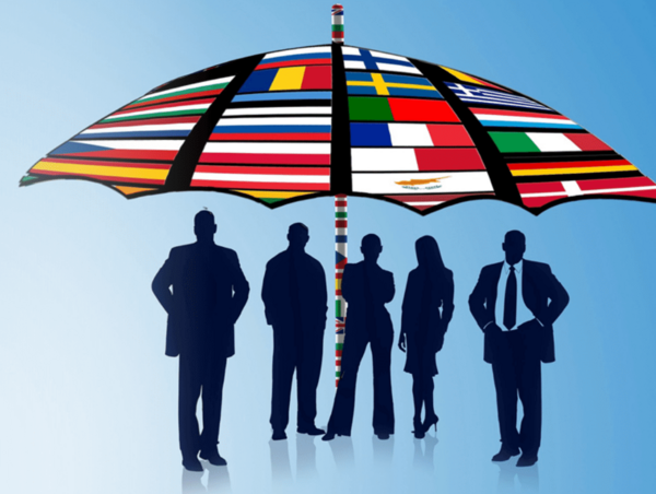 Dekorativna slika silhuet ljudi pod dežnikom na katerem so zastave evropskih držav, dodan logotip EURES