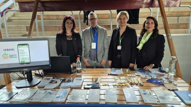 KRASna PRILOŽNOST – Festival priložnosti za mlade na Krasu, Sežana, 5. oktobra 2026, štirje sodelavci in sodelavke Zavoda RS za zaposlovanje na stojnici.